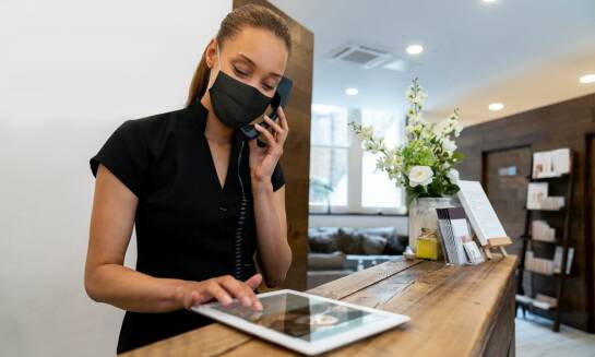 Jak skontaktować się z obsługą hotelu Krynica, aby uzyskać więcej informacji?
