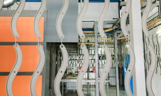 Jakie są korzyści z zastosowania malowania proszkowego w produkcji ogrodzeń?