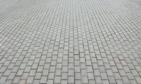 Kiedy warto wybrać kostkę brukową 2 cm z Castoramy?