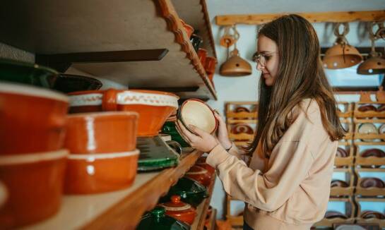 Jakie zalety mają ręcznie robione wyroby ceramiczne w codziennym użytkowaniu?