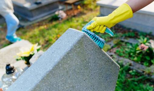 Jak przygotować nagrobek na sezon letni i zimowy?