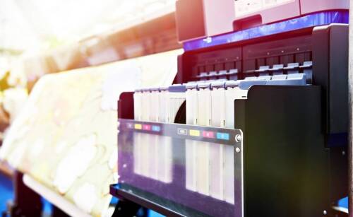 Jakie są zalety atramentów do druku inkjet w kontekście różnorodnych powierzchni?