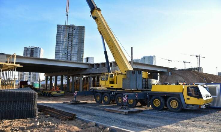Jakie są zalety wynajmu dźwigu z operatorem? Porady