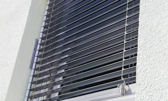 Żaluzje jako element stylizacji zewnętrznej budynku – inspiracje i pomysły