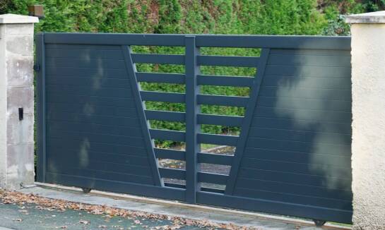 Dlaczego warto zainwestować w automatyczne bramy garażowe?