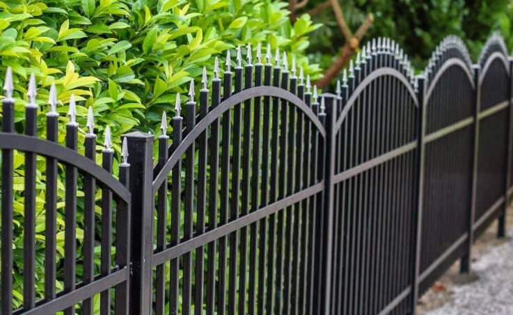 Systemy ogrodzeń jako element zabezpieczenia posesji – dlaczego są ważne?