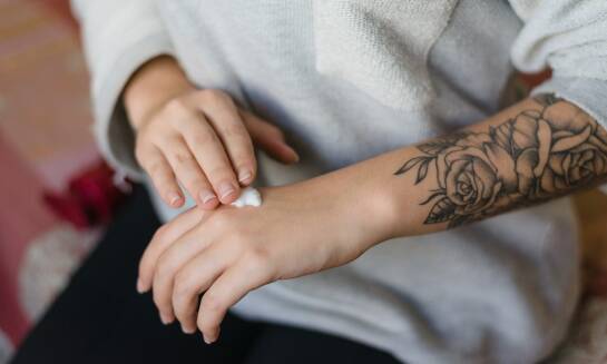 Połączenie tatuażu czarno-białego z piercingiem: unikalne podejście do body artu