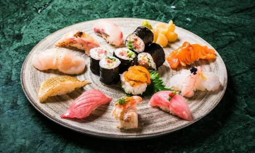 Jak przygotowujemy indywidualne menu dla klientów zamawiających catering sushi?