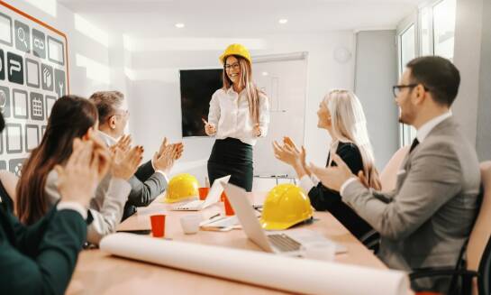 Jakie korzyści płyną z organizacji próbnych ewakuacji w miejscu pracy?