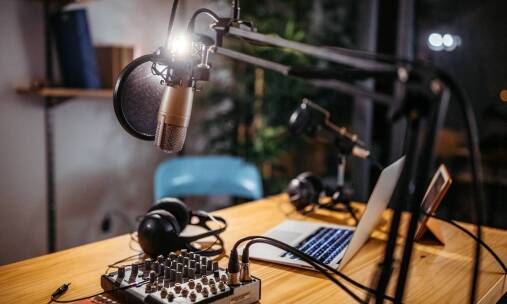 Lektor do wynajęcia a montaż audio – jak obie usługi współpracują ze sobą?
