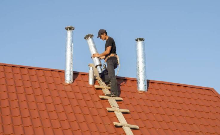 Naprawa kominów a czyszczenie przewodów – dlaczego obie usługi są istotne?