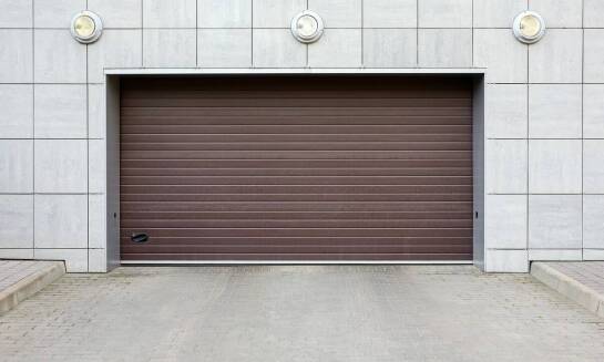 Bramy garażowe a estetyka budynku - jak dopasować do stylu architektonicznego?