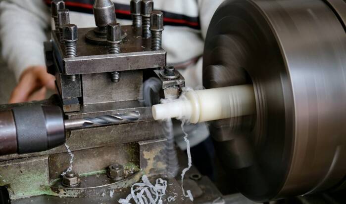 Gwintowanie i wiercenie w toczeniu CNC – jak to działa?