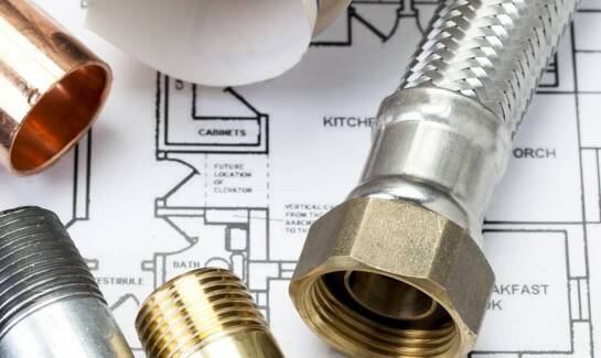 Czym kierować się przy wyborze hydraulika do prac instalacyjnych?