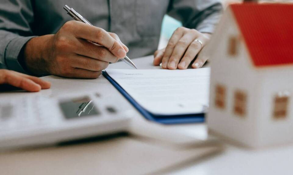 Regulowanie należności za nieruchomość – jak uniknąć problemów finansowych?