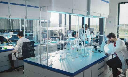 Wykładziny obiektowe w laboratoriach: jakie cechy powinny posiadać?
