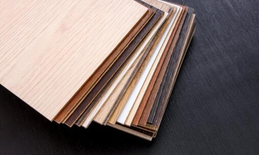 Dlaczego warto postawić na lokalnych producentów podłóg laminowanych śląskich?