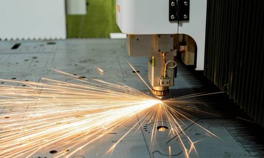 Kluczowe zalety cięcia laserowego w obróbce metalu: co warto wiedzieć?