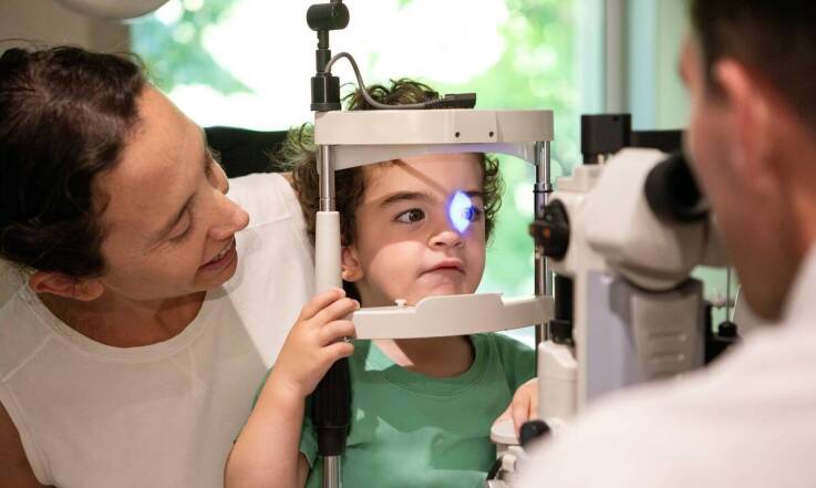 Jakie są objawy, które mogą sugerować, że dziecko potrzebuje badania wzroku?