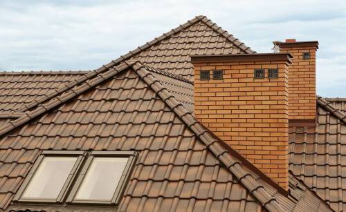 Dachówki ceramiczne vs. betonowe – co wybrać na dach w Ostrowie Wielkopolskim?
