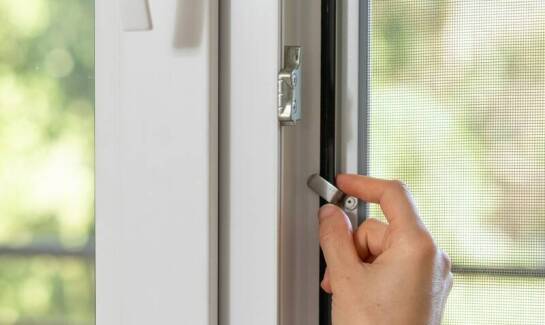 Jakie są najlepsze materiały do produkcji moskitier drzwiowych? Wybór jakości i trwałości