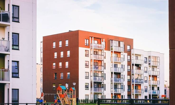 Jakie udogodnienia dla rodzin znajdują się na terenie osiedla?