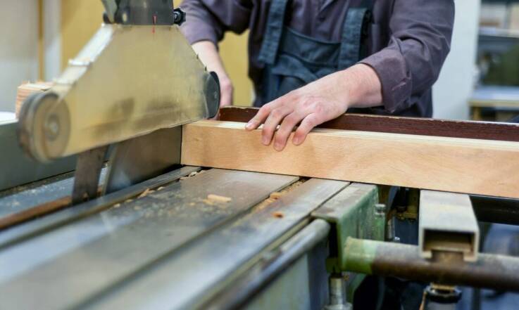 Kiedy warto zdecydować się na wynajem pilarki stołowej zamiast zakupu?