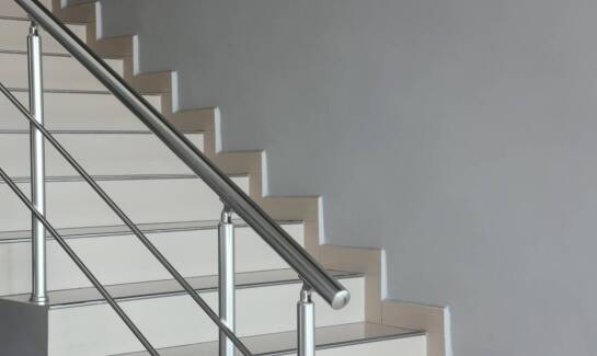 Jakie są koszty zakupu i montażu balustrad nierdzewnych zewnętrznych?