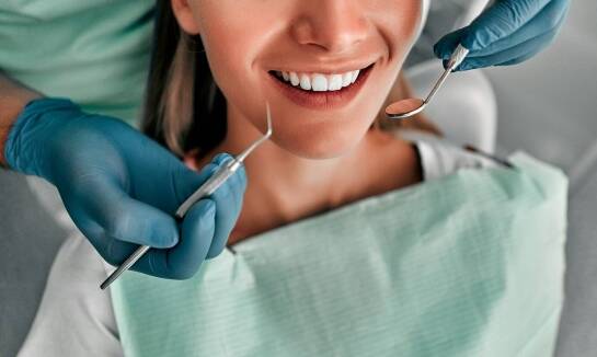 Jak wygląda coroczny przegląd stomatologiczny u dentysty?