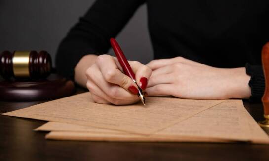 Jakie są formalności związane z wydawaniem aktu dziedziczenia przez notariusza?