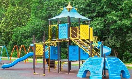 Ruchome mosty i trampoliny – atrakcje, które pokochają dzieci w sali zabaw małpi gaj!