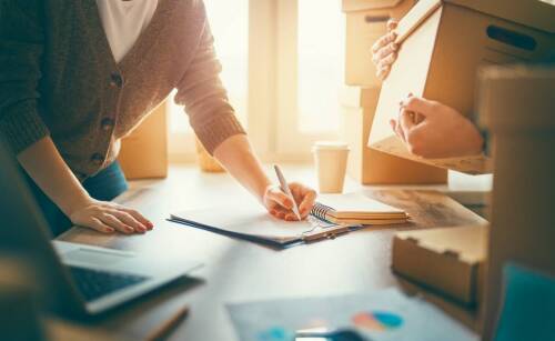 Czym różnią się przesyłki krajowe od międzynarodowych? Kluczowe informacje dla nadawców