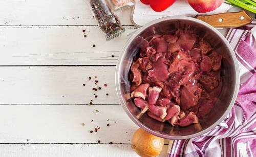 Dlaczego dieta BARF wpływa na kondycję sierści u psów i kotów?