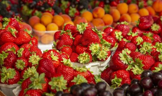 Truskawki a sezonowość: dlaczego warto wybierać lokalne owoce?