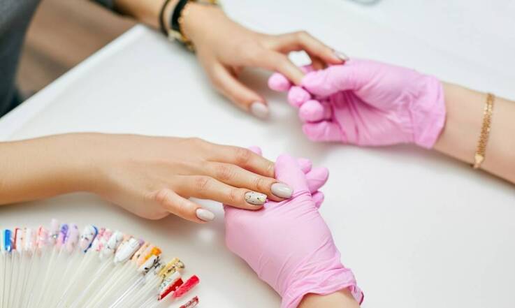 Jakie są najczęstsze błędy przy wykonywaniu manicure hybrydowego?