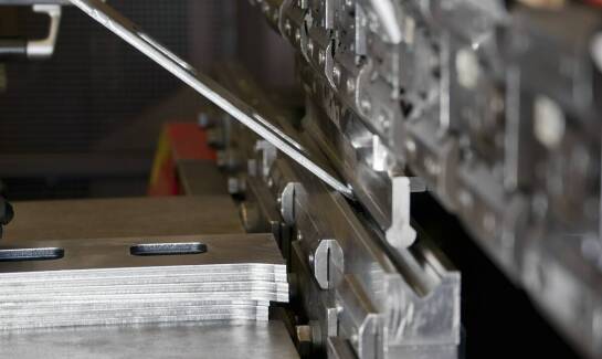 Zastosowanie gięcia blachy w produkcji regałów metalowych – co warto wiedzieć?