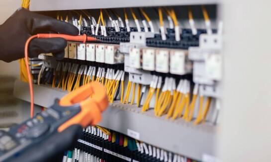 Neonowe napisy na ścianach - jak wpływają na atmosferę w lokalach usługowych?