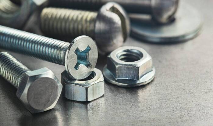 Nakrętki zabezpieczające vs standardowe: co wybrać?