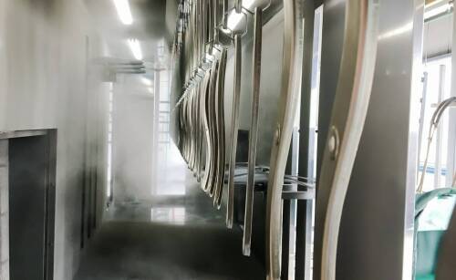 Jak piaskarka automatyczna zwiększa efektywność procesów produkcyjnych?