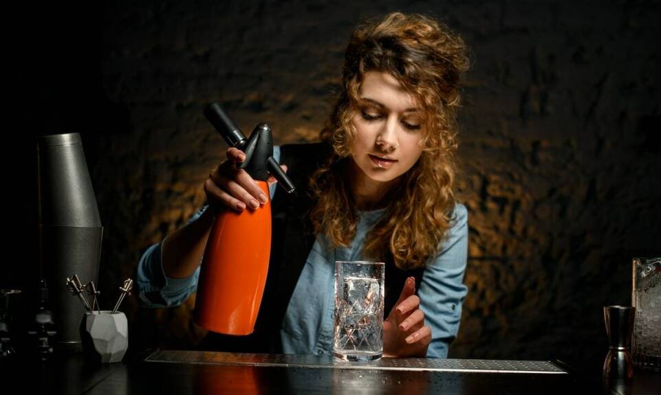 Jakie są korzyści z wynajmu profesjonalnych barmanów do mobilnego baru?