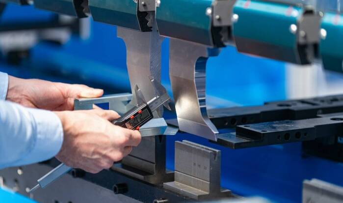 Jakie są najczęstsze błędy przy zamawianiu gięcia blachy na wymiar?