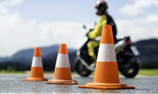 Motocykl elektryczny jako sposób na naukę odpowiedzialności i bezpieczeństwa w ruchu drogowym