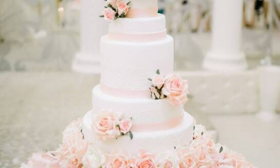 Granatowy tort w stylu minimalistycznym – proste, ale eleganckie rozwiązania