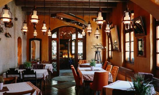 Dlaczego warto wybrać Kuchnię Italia Szczepankowo jako miejsce spotkań biznesowych po dniu pracy w hotelu?