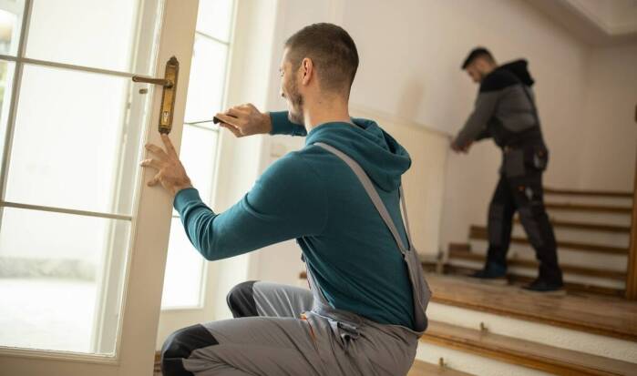 Czym różni się serwis zamków od ich naprawy?