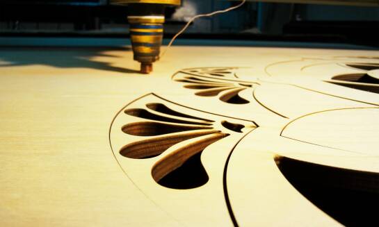 Grawerowanie laserowe na tkaninach: jak to działa i jakie ma zalety?