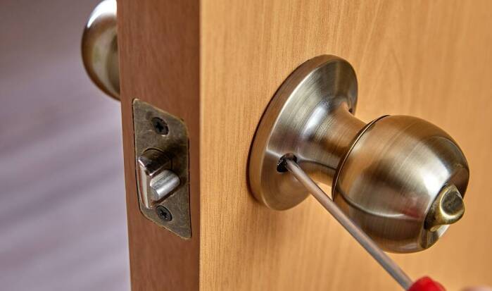 W jaki sposób silikon bezbarwny wspiera trwałość zamków i zawiasów?