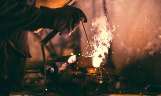 Spawanie zbiorników a konstrukcje stalowe: kluczowe różnice i wymagania