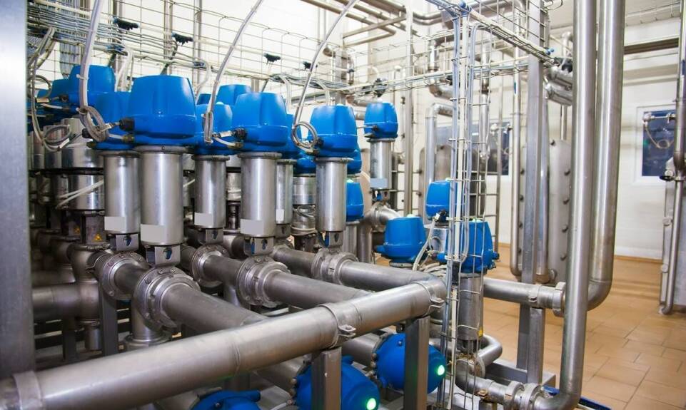 Jakie są kluczowe zalety instalacji pneumatycznych w przemyśle?