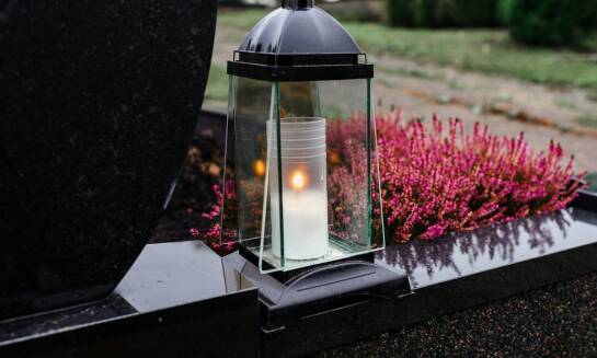 Kremacja jako alternatywa dla tradycyjnego pochówku: zmieniające się podejście społeczne